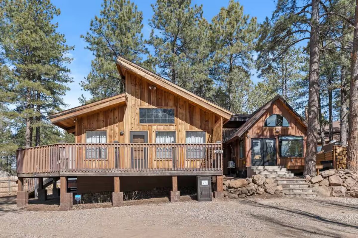 Kona Trail Cabin nestled in the Flagstaff pine forest